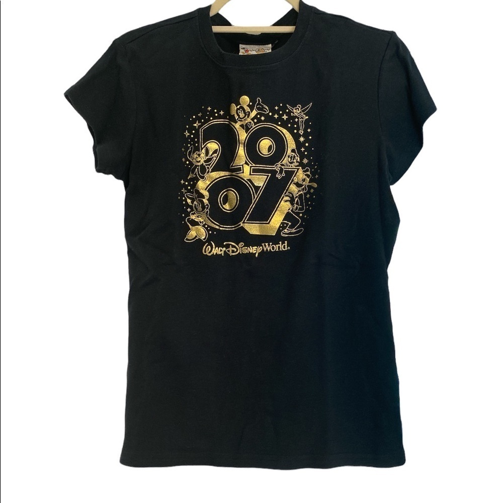Disney T-shirt 2007 Walt Disney World w/characters in gold short sleeve Sz large